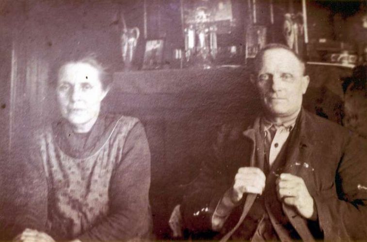 Geeske Feenstra(1877-1964) en Douwe Baukes de Jong(1875-1946) Foto omstreeks 1938